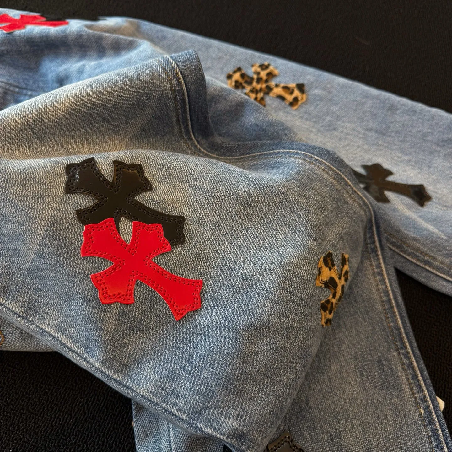 P300 style number: D383 Chrome hearts -CH Chrome hearts new mirrored red leather leopard print cross patch leather washed blue jeans SIZE #28 30 32 34 36 Size reference # Pants length 102 104 106 108 110 Waist 70 75 80 85 90 Hip 96 101 106 111 116